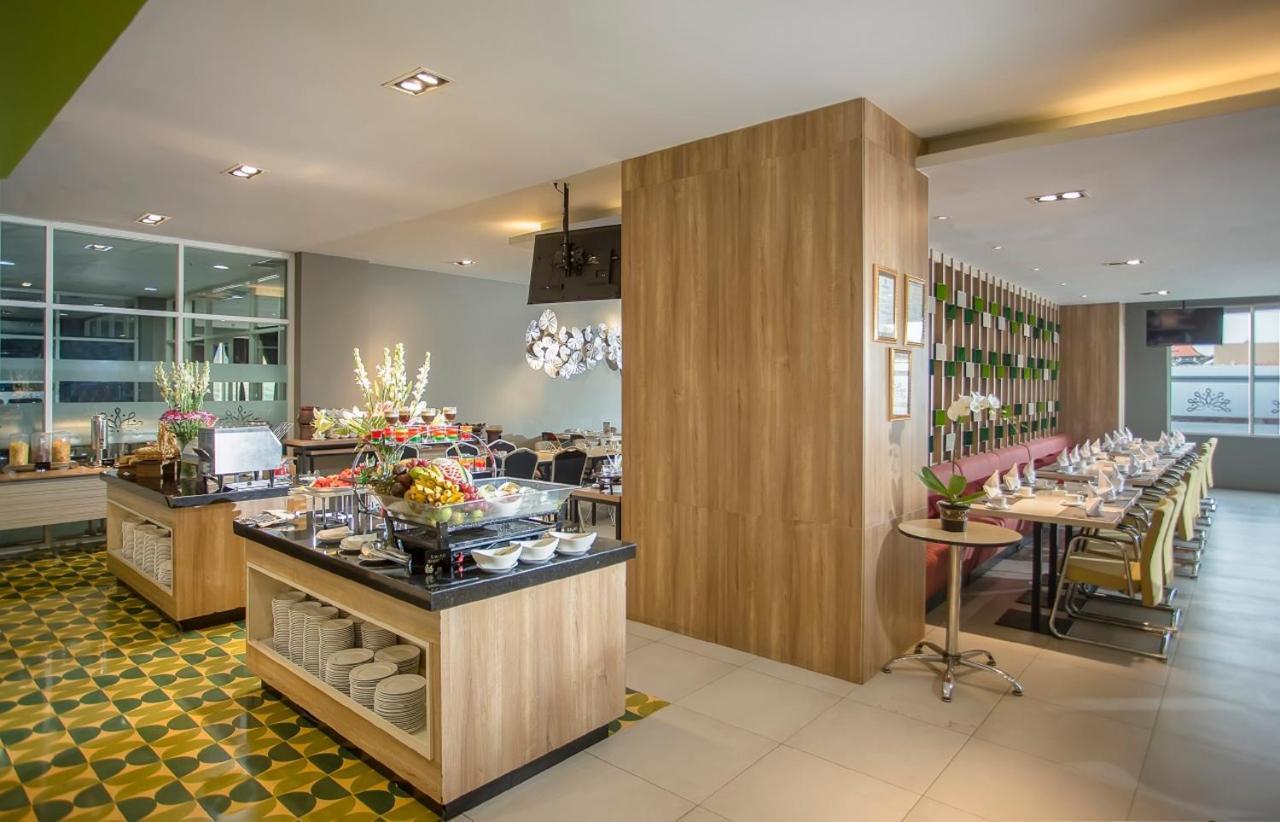 Khas Gresik Hotel Екстериор снимка