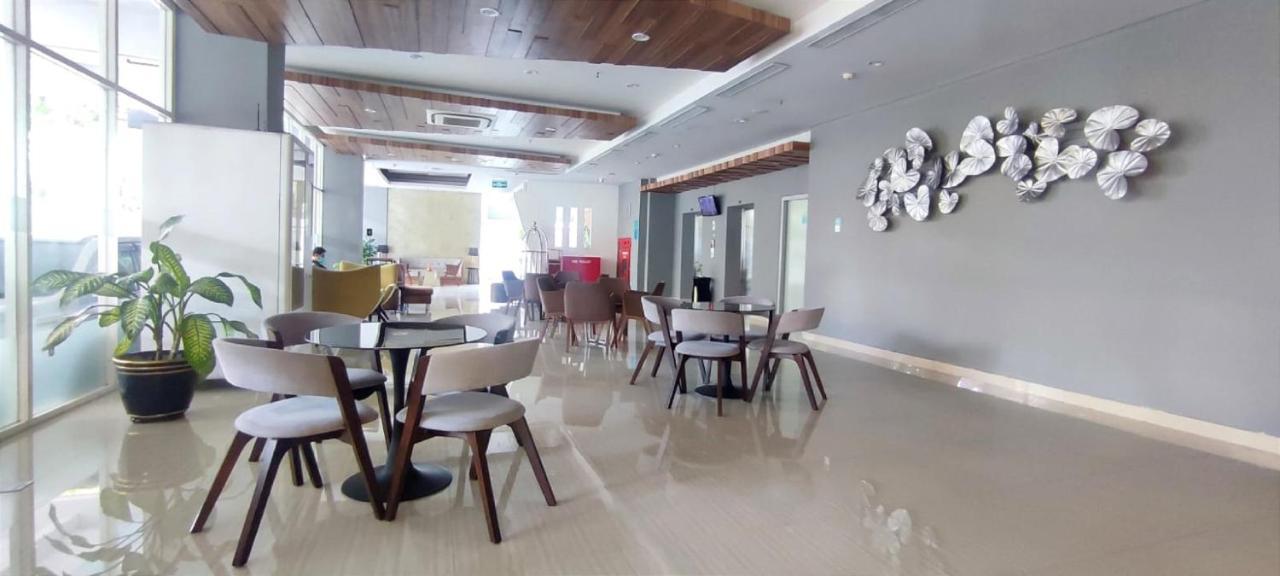 Khas Gresik Hotel Екстериор снимка